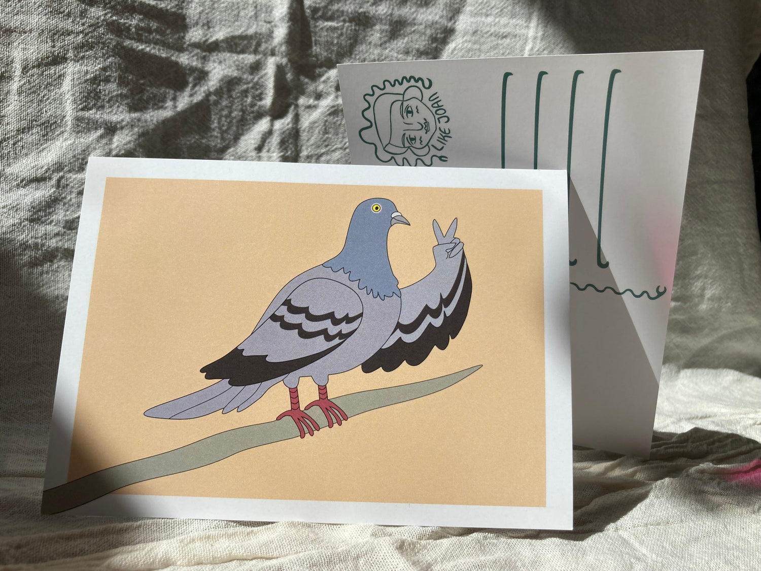 Postkarte mit einer Taube die Peace zeigt