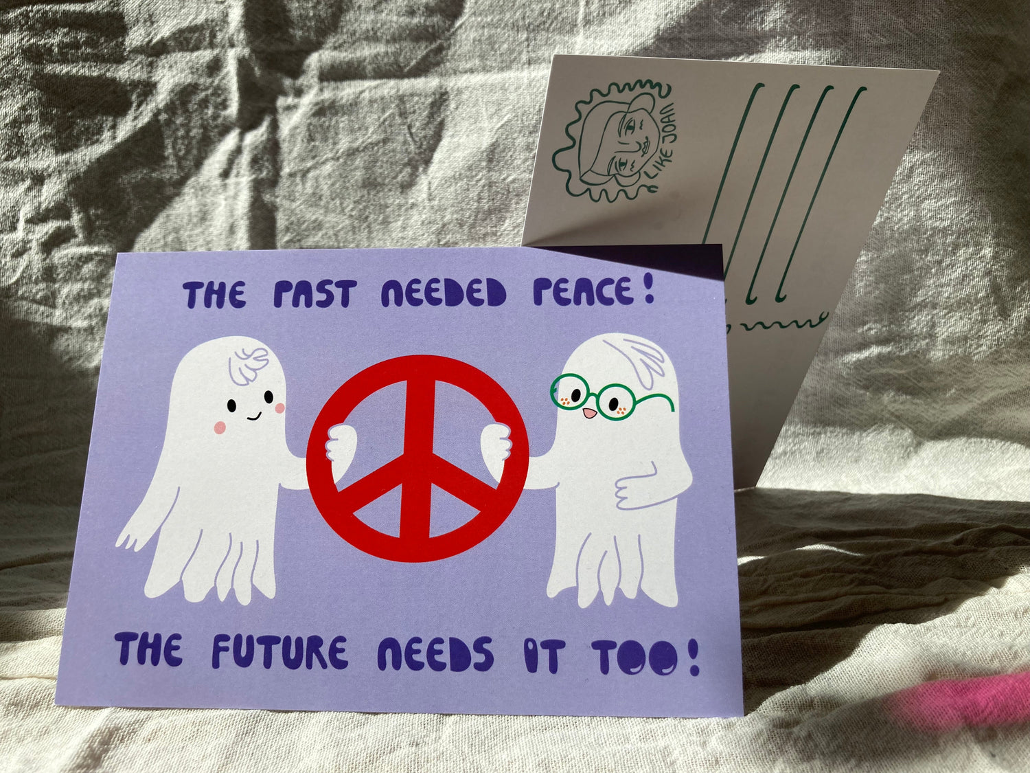 Postkarten Motiv mit zwei Geistern und einem Peacezeichen